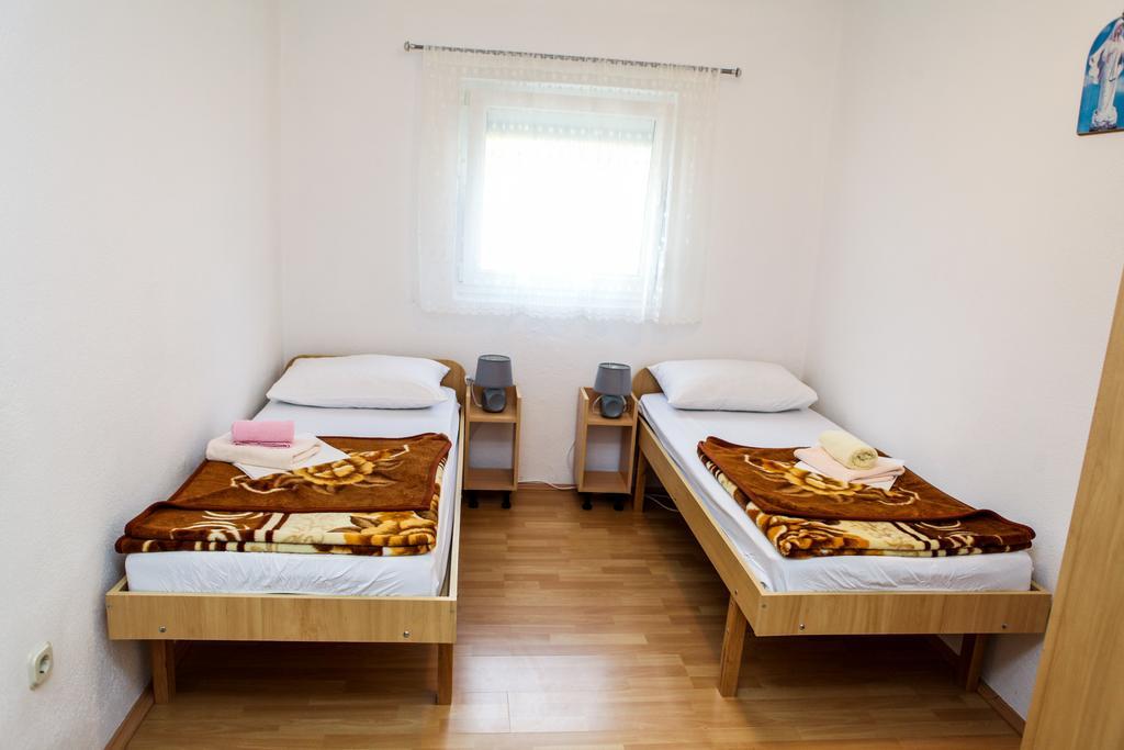 Ana Stjepan Nikolic - Pilgrim'S 2Nd Home Medjugorje Room photo