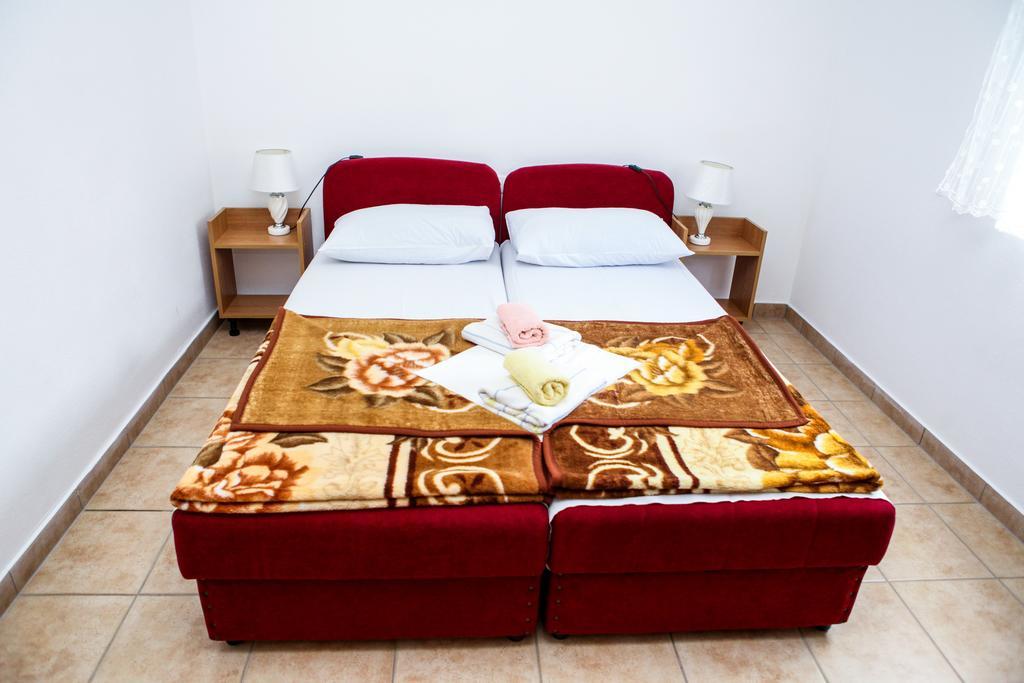 Ana Stjepan Nikolic - Pilgrim'S 2Nd Home Medjugorje Room photo